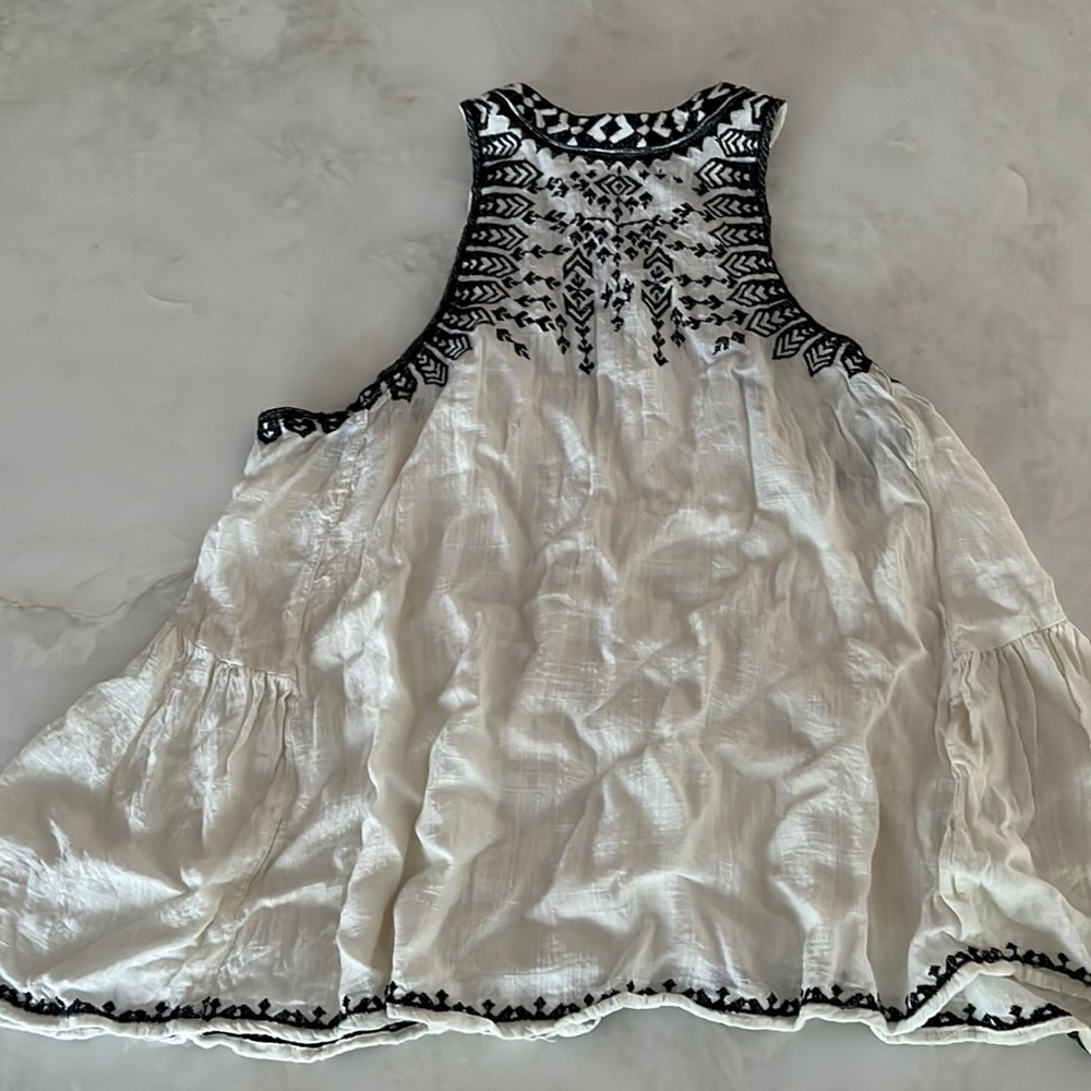 Ecote Small Embroidered Top With Keyhole back